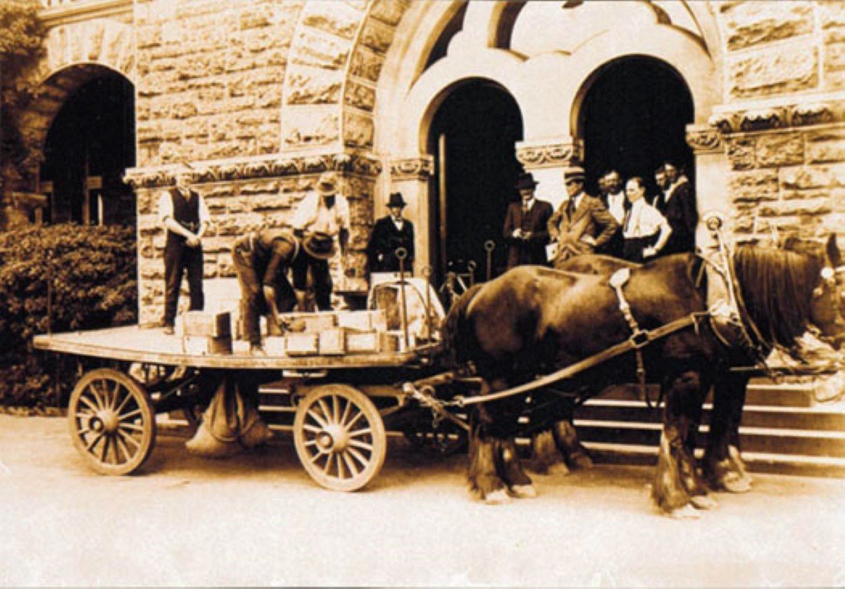 People loading gold onto a horse drawn cart at The Perth Mint.