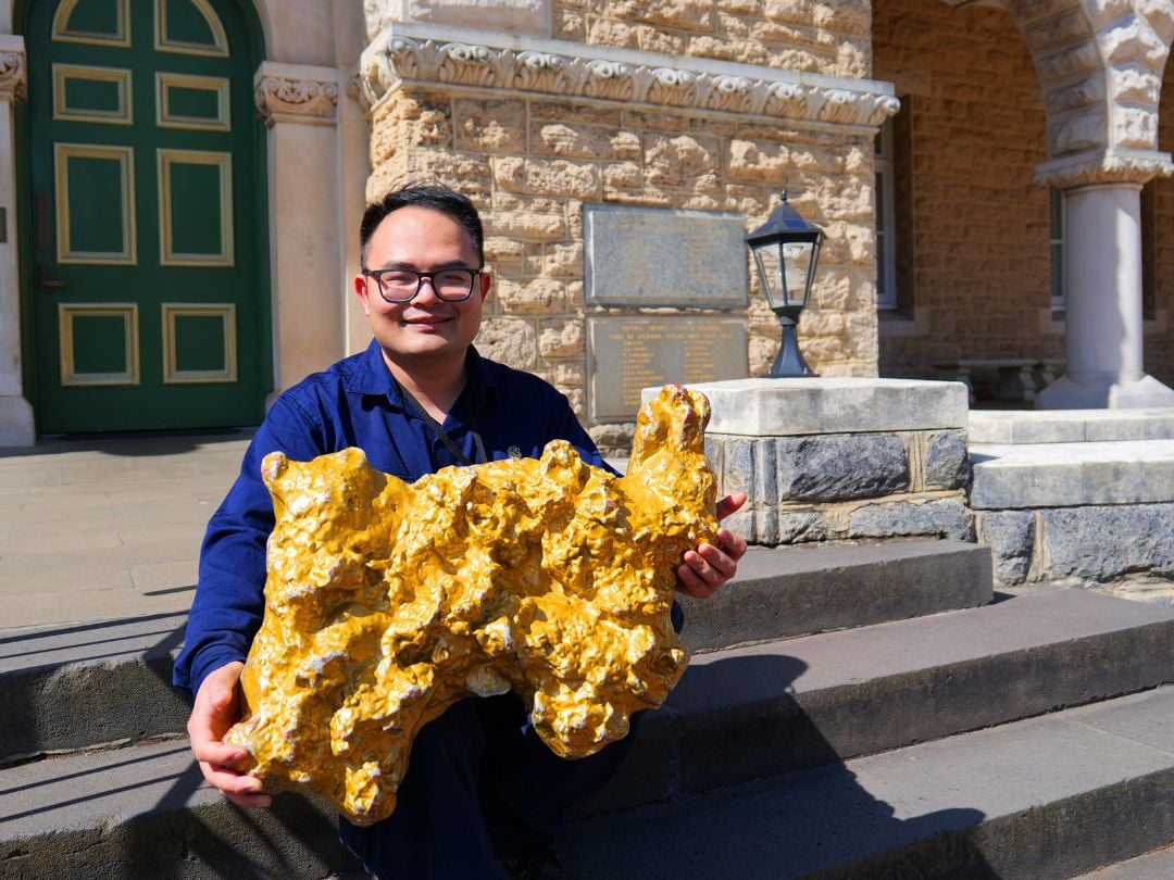 Oliver Ou, gold pourer at The Perth Mint